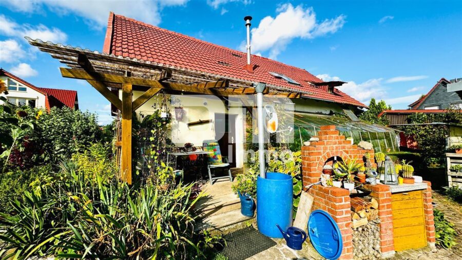 Schönes Mehrfamilienhaus geteilt nach WEG mit umfangreichen Nutzflächen und Traumgrundstück - Nebengebäude mit Garage / Rückansicht